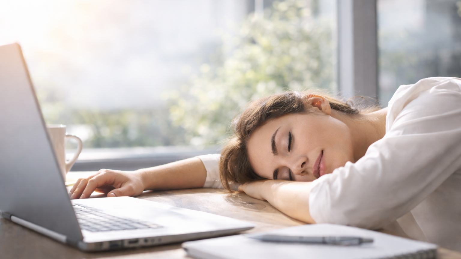 Öğleden Sonra Neden Aniden Uykumuz Bastırır?