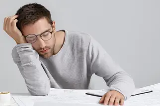 Öğleden Sonra Neden Aniden Uykumuz Bastırır?